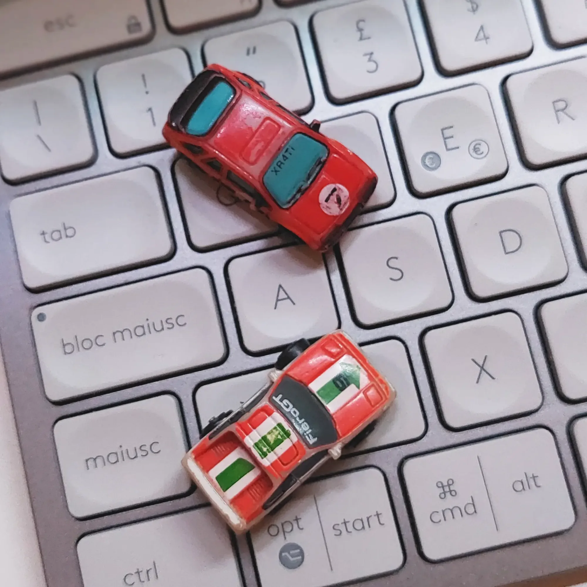 Composizione simbolica dedicata a informatica, motorsport e scrittura